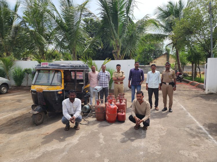 पंढरपूर शहरात रिक्षामध्ये अवैध गॅस भरताना दोघांना अटक  ◼️ सहा.पोलीस अधिक्षक श्री डगळे यांच्या मार्गदर्शनाखाली शहर पोलीसांची कारवाई