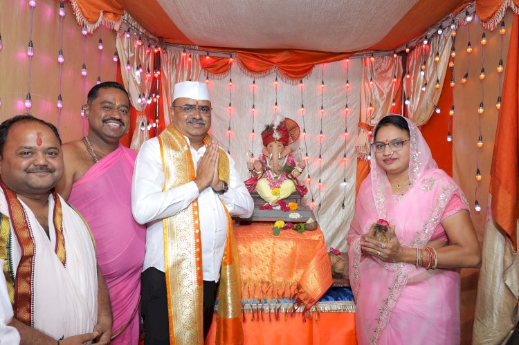 श्री विठ्ठल -रुक्मिणी मंदिरात गणेश मूर्तीची भक्तिमय वातावरणात स्थापना  मंदिर समितीचे लेखा अधिकारी मुकेश आणे सपत्नीक गणेश पूजा संपन्न....