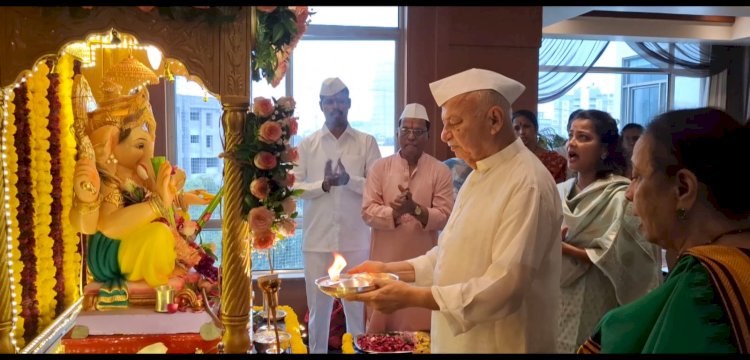 श्री गणेशोत्सवाच्या मंगलमय वातावरणात माजी केंद्रीय मंत्री सुशीलकुमार शिंदे व खासदार प्रणिती शिंदे यांच्या पुणे येथील निवासस्थानी गणेश मूर्तीची प्राणप्रतिष्ठा