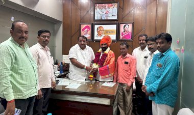 निराधारांना न्याय मिळवून देण्याचा प्रयत्न करणाऱ्या तानाजी जाधव यांचा राष्ट्रवादीच्या वतीने नागेश फाटे यांच्या हस्ते सन्मान...