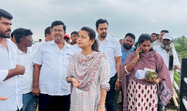 खासदार प्रणिती शिंदे यांनी  डोणगांव पूरग्रस्त भागाची केली पाहणी  ◼️ डोणगाव व तेलगाव पुलाच्या दुरुस्तीबाबत अधिकाऱ्यांना केल्या तातडीच्या सुचना  ..  ◼️ संबंधित अधिकाऱ्याने पुलाचे काम निकृष्ट केल्याचा आरोप खासदार प्रणिती शिंदे यांच्या समोर तक्रारी केल्या