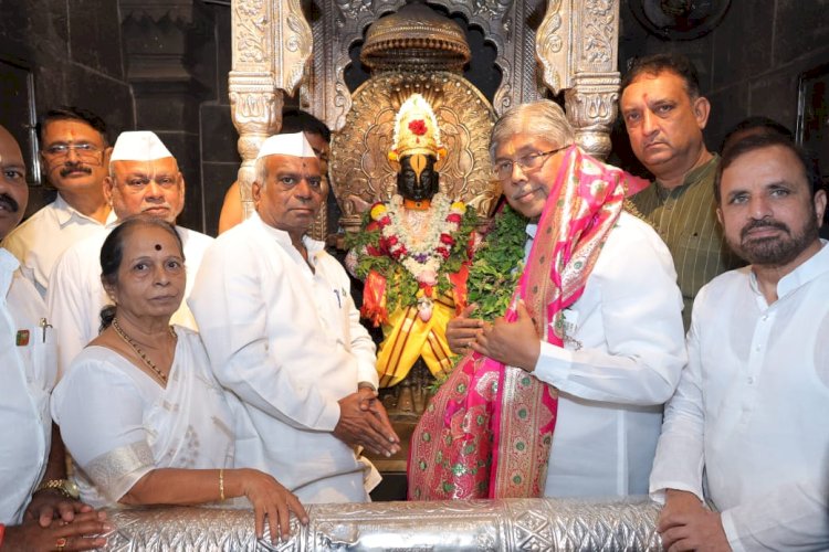 उच्च व तंत्र शिक्षण मंत्री चंद्रकांत पाटील यांनी घेतले श्री विठ्ठल -रुक्मिणी मातेचे दर्शन
