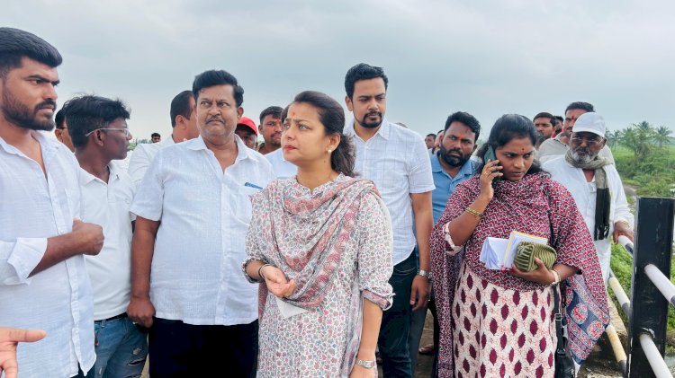 खासदार प्रणिती शिंदे यांनी  डोणगांव पूरग्रस्त भागाची केली पाहणी  ◼️ डोणगाव व तेलगाव पुलाच्या दुरुस्तीबाबत अधिकाऱ्यांना केल्या तातडीच्या सुचना  ..  ◼️ संबंधित अधिकाऱ्याने पुलाचे काम निकृष्ट केल्याचा आरोप खासदार प्रणिती शिंदे यांच्या समोर तक्रारी केल्या