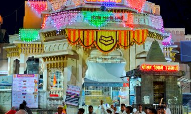 दसरा सणानिमित्त : विठ्ठल रुक्मिणी मंदिरात फुलांची आकर्षक सजावट