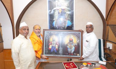 सद्गगुरु विठोबा महाराज चातुर्मासे गुरुभक्त परिवार, पंढरपूर यांच्याकडून श्री विठ्ठल चरणी सुवर्ण तुळस हार अर्पण