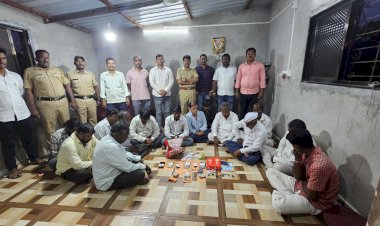 करकंब येथील जुगार अड्यावर पोलिसांची मोठी कारवाई   ◼️ सहा. पोलीस अधिक्षक  प्रशांत डगळे, यांचे पथकाची जुगार अड्ड्‌यावर धडक कारवाई लाखोंचा मुदद्देमाल  जप्त "  ◼️ करकंब पोलीस कार्यालयातील पोलीस कर्मचाऱ्यांना लक्ष्मी दर्शन होत असल्याने अवैद्य धंदेवाल्यांकडे दुर्लक्ष