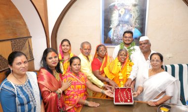 विठ्ठल भक्ताकडून    श्री विठ्ठल-रुक्मिणी मातेस मौल्यवान सुवर्ण अर्पण