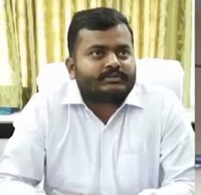 सोलापूर सहाय्यक कामगार आयुक्त यलगुंडे यांच्या बदलीची कामगारांमधून जोरदार मागणी  ◼️ सोलापूर जिल्ह्यात कामगार आयुक्त पदावरून रंगले राजकारण   ◼️ सहाय्यक कामगार आयुक्त यांची चौकशी करून कारवाई करणार--, पालकमंत्री जयकुमार गोरे  ◼️ सहाय्यक कामगार आयुक्त यांच्यावर कारवाईची टांगती तलवार