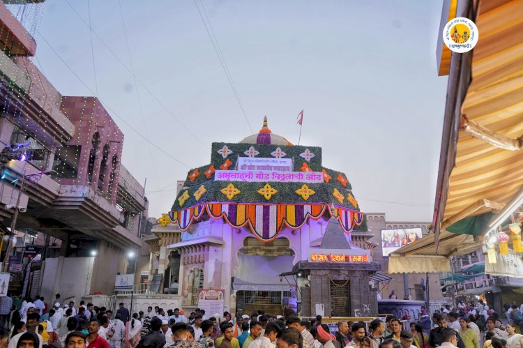 प्रक्षाळपूजेनिमित्त श्री विठ्ठल - रुक्मिणी मंदिरात आकर्षक फुलांची सजावट