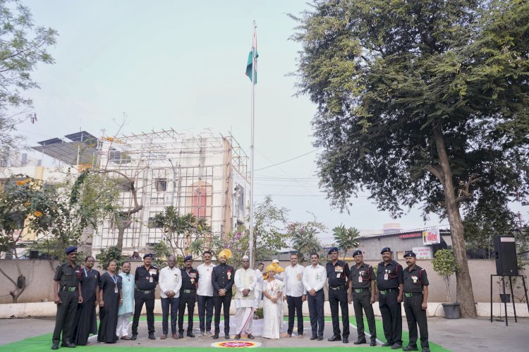 श्री विठ्ठल - रुक्मिणी भक्तनिवास येथे ध्वजारोहण संपन्न,  ◼️ अन्नछत्रात गोड पदार्थाचा समावेश,   ◼️ श्री विठ्ठल -रुक्मिणी मातेस अलंकार परिधान,