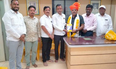 शिक्षक समितीच्या सोलापूर जिल्हाध्यपदी अमोगसिध्द  कोळी गुरुजी यांची निवड झालेबद्दल ग्रंथालय संघाचे वतीने सन्मान