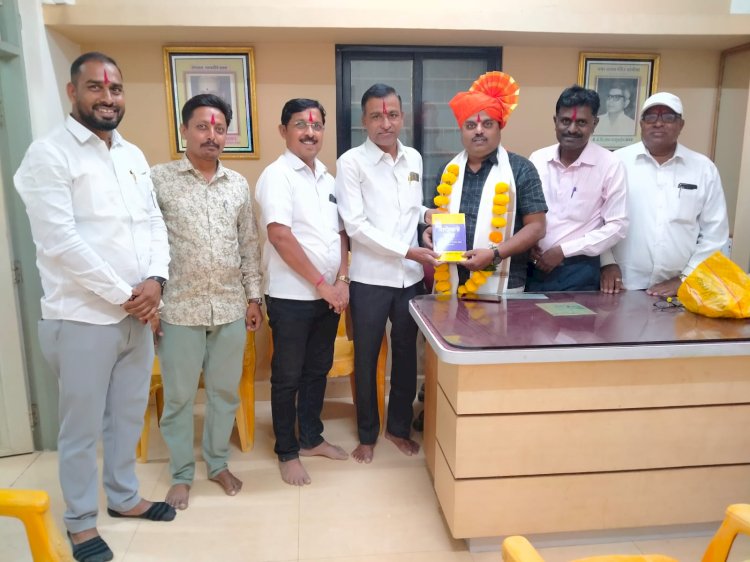 शिक्षक समितीच्या सोलापूर जिल्हाध्यपदी अमोगसिध्द  कोळी गुरुजी यांची निवड झालेबद्दल ग्रंथालय संघाचे वतीने सन्मान