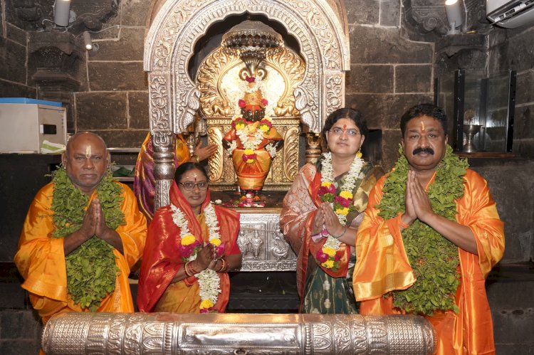 पंढरपूर चैत्र यात्रा : श्री विठ्ठल-रुक्मिणी मातेची नित्यपूजा संपन्न;    मंदिरात आकर्षक फुलांची सजावट ,  भाविक सुखावले