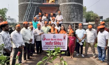 सोलापूरात मराठा सेवा संघ, संभाजी ब्रिगेड व जिजाऊ ब्रिगेड यांच्यावतीने  भोंदू नागेश्वर बाबाचा  जाहीर निषेध.....  ◼️ सोलापुरातील मराठा समाज बांधव आक्रमक ,भोंदू बाबाच्या तोंडाला शेण फासू