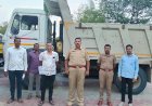 पंढरपूर तालुका पोलिसांची आंबे   येथील  अवैद्य वाळू वाहतूकीवर मोठी कारवाई     ◼️ 2 हायवा टिप्पर , 2 टेम्पो एकूण 4 वाहनावर कारवाई करून एकूण 55 लाख 66 हजार रुपयांचा मुद्देमाल  जप्त